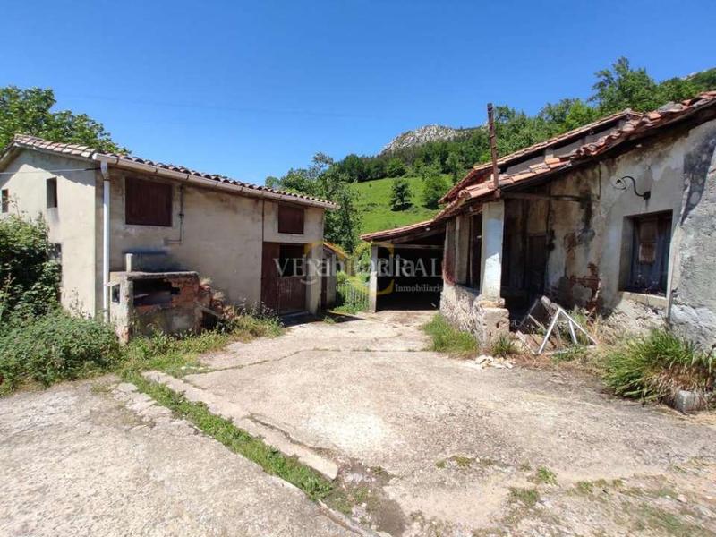 Foto 16d43aef-30d8-4abe-864b-035a1dde2772. Casa amb aparcament a Parres