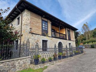 Casa  Rales. Casona exquisita de estilo asturiano.