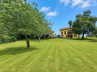 Casa  Póo. Gran casa con finca junto a la playa de póo.