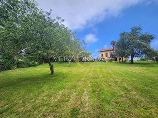 Casa  Póo. Gran casa con finca junto a la playa de póo.