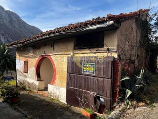 Casa  Sames. Casa de piedra para reformar en aldea de montaña.