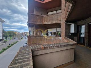 Pis  Avenida la paz. Exclusiva amplio piso de tres dormitorios con piscina en llanes.