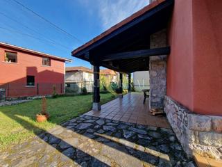 Casa adossada  Póo. Adosado con jardín a un paseo de la playa de póo.
