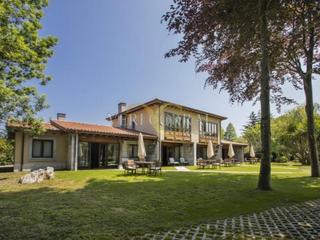 Edifici  Posada la vieja. Exclusiva conjunto de apartamentos con jardín y piscina en el co