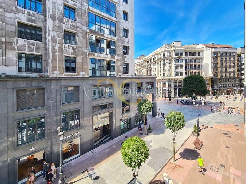 Foto c7e35f09-0df4-45c5-8287-8b0f3fd9ad6e. Piso  señorial en el centro . en Salesas - Foncalada - Campoamor Oviedo