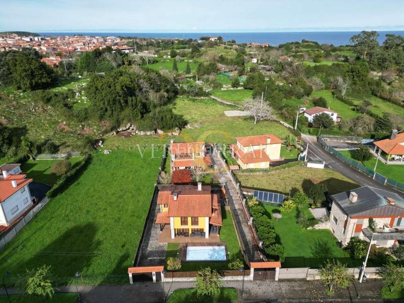 Foto b012e9b0-64a3-49c5-9966-2a8f83b2e6e8. Xalet amb calefacció aparcament piscina a Llanes pueblo Llanes