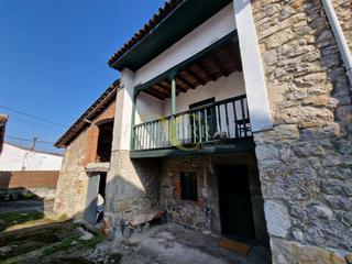 Casa adossada a Villahormes 120. Casa de tipología asturiana con hórreo a 1,5 kilómetros de la pl