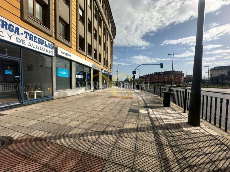 Foto bba43799-548f-4d8a-bfd0-e01df200ab2a. Local comercial a Salesas - Foncalada - Campoamor Oviedo