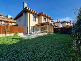 Casa  Candido ruiz de las casas. Exclusivo chalet pareado con jardín en el centro de llanes.