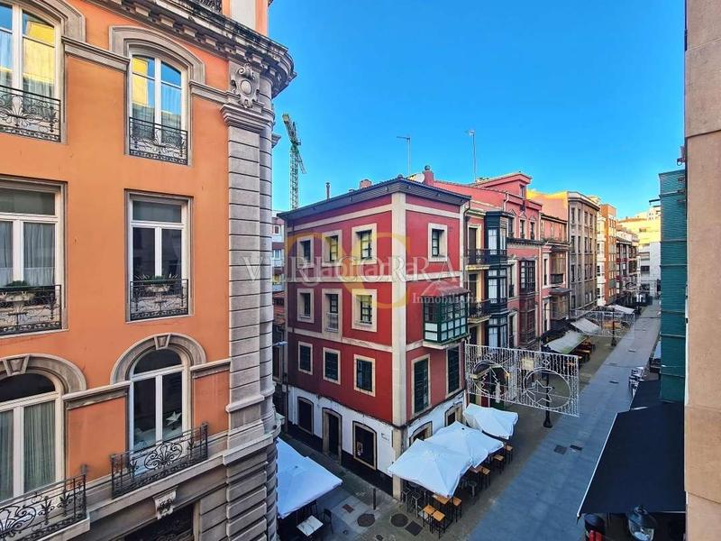 Foto 5783b9ca-518d-4de9-bdfd-34bed363c220. Piso  amplio totalmente reformado en el Centro. en Gijón