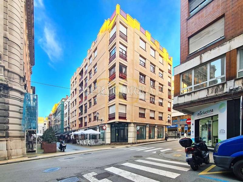 Foto ed0eef8c-f400-4227-a80e-f0a17c201bd6. Piso  amplio totalmente reformado en el Centro. en Gijón