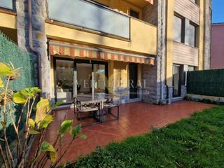 Etagenwohnung  Calle las brcenas. Exclusiva bajo con jardn en urbanizacin con piscina, llanes.