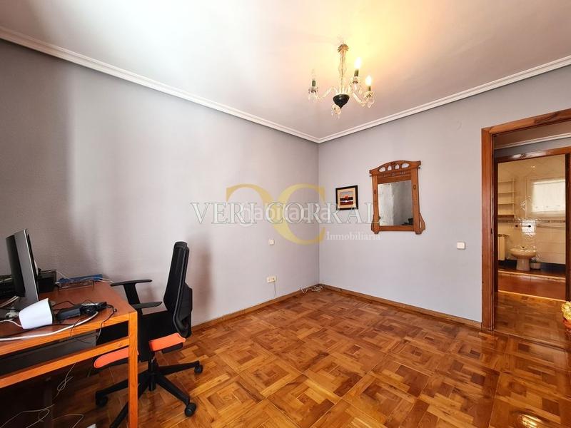 Foto 1e7fb76d-caeb-4c5d-89d2-94c5700ad130. Piso exclusiva espacioso piso junto a la plaza de la paz. en Oviedo