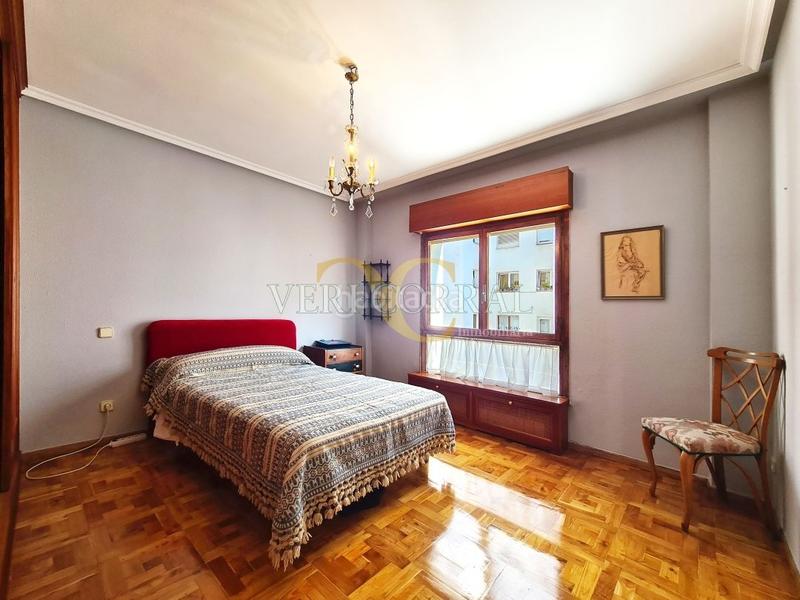 Foto afe91283-d305-42e0-9b1c-4926c0ad425e. Piso exclusiva espacioso piso junto a la plaza de la paz. en Oviedo