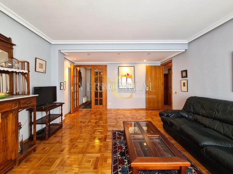 Foto db8fd36f-c1ab-452b-82d6-389f8eea0d8d. Piso exclusiva espacioso piso junto a la plaza de la paz. en Oviedo