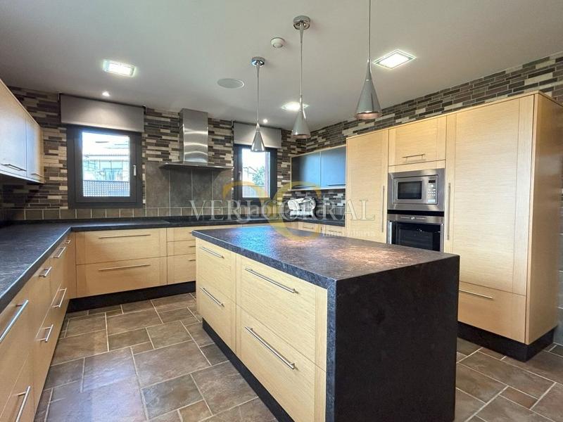 Foto 3ba8fdbd-1456-4a67-bf80-d255bdf8a342. Chalet exclusiva fantástico chalet en mareo. en Leorio Gijón