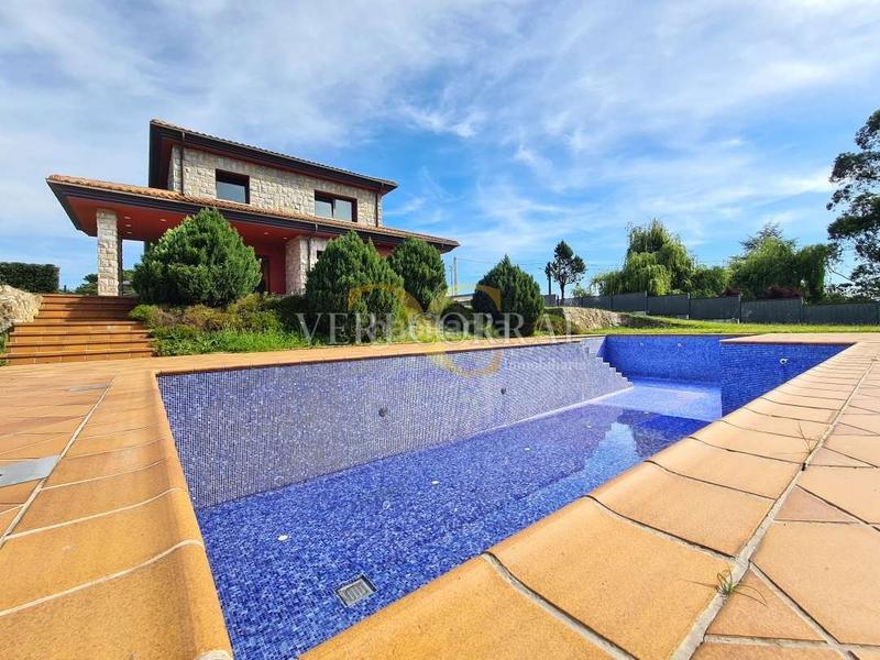 Foto b72de8fc-ee67-477c-847b-ed2883817efa. Chalet exclusiva fantástico chalet en mareo. en Leorio Gijón