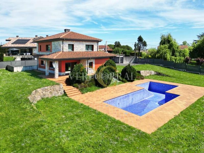 Foto d8179369-4c31-4f01-8369-f8407714e55a. Chalet exclusiva fantástico chalet en mareo. en Leorio Gijón