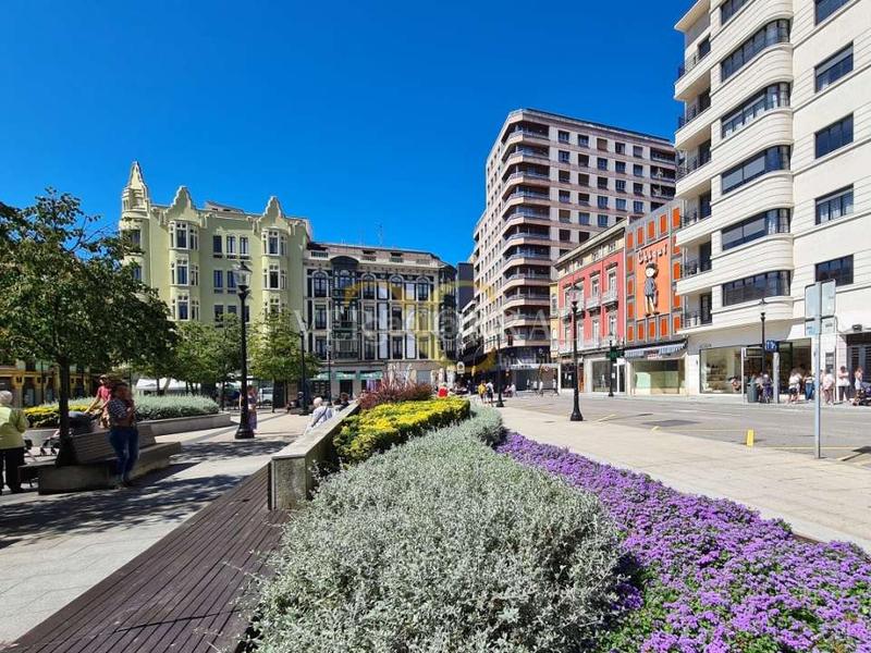 Foto b3882275-6cac-4624-8885-ab1abdaee591. Alquiler piso edificio emblemático en la plaza del parchís. en Gijón