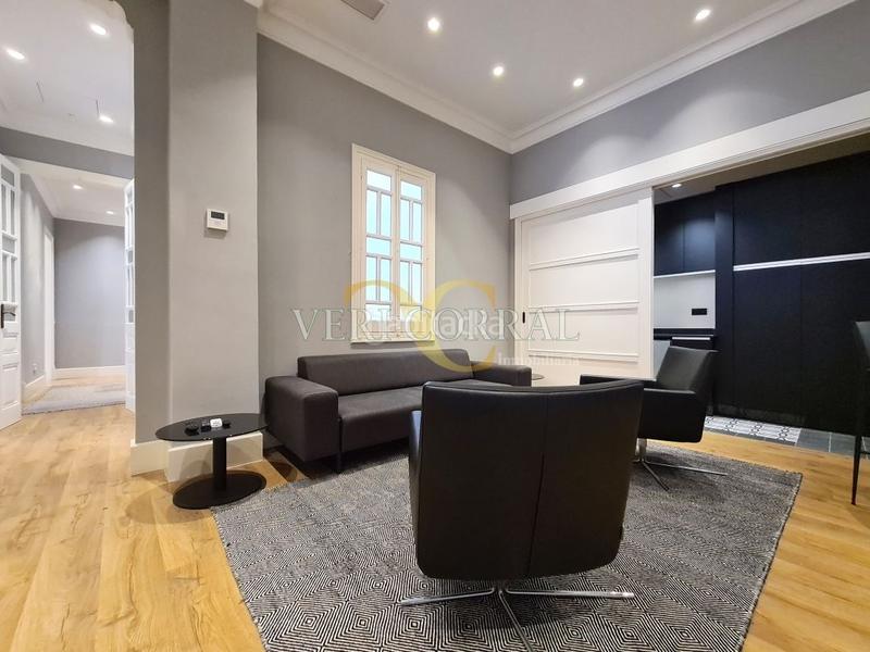 Foto b96fc8b1-15d0-4d7e-9430-1df475b9bc15. Alquiler piso edificio emblemático en la plaza del parchís. en Gijón