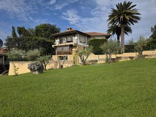 Chalet  Calle la cava. Exclusiva gran chalet con tres viviendas independientes junto a