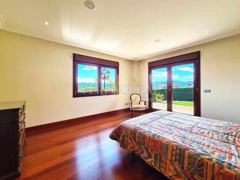 Foto 826138c0-3897-47a1-91c2-7a813628d7a8. Chalet exclusivo chalet en Montecerrao. en Montecerrao Oviedo