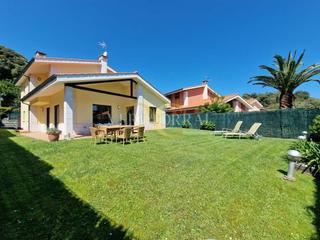 Xalet  Barro. Exclusiva fantástico chalet a 350 metros de la playa de barro.