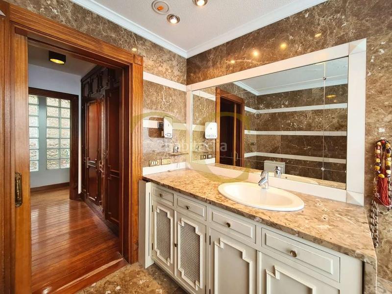 Foto bfb52448-6f0b-41e2-8414-01c1455691e6. Chalet mit heizung parking in Olivares Oviedo