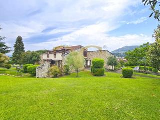Xalet  Lugar olivares. Elegante propiedad con terreno, en el núcleo urbano de oviedo.