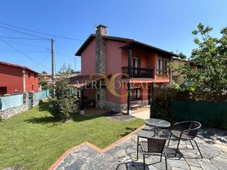 Xalet  Póo. Casa con jardín a un paseo de la playa de póo.