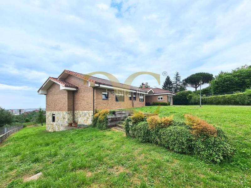 Foto 48e0a9ab-3e9f-4133-9983-8656061f7c82. Chalet mit heizung parking in Parroquias Sur - La Manjoya Oviedo