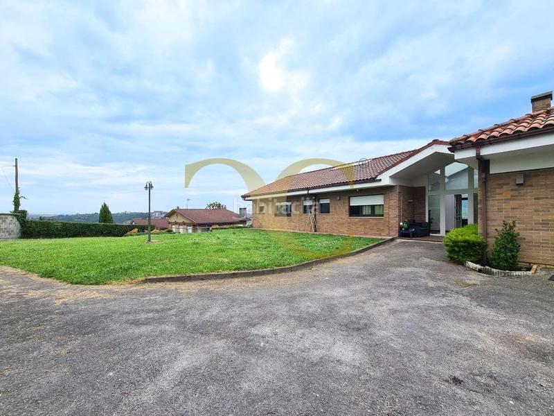 Foto 7c027b86-e6d5-42ba-af3f-65f1821dfea6. Chalet mit heizung parking in Parroquias Sur - La Manjoya Oviedo