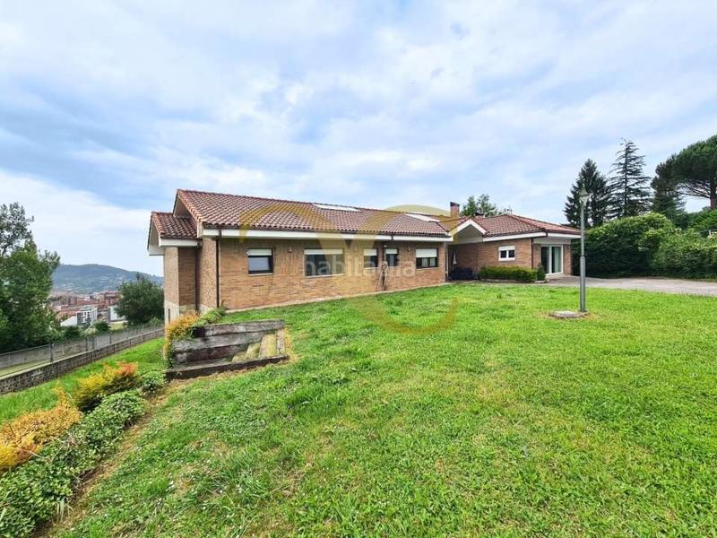 Foto 93568f4c-c34a-4b3f-bd59-3403c18032a9. Chalet mit heizung parking in Parroquias Sur - La Manjoya Oviedo