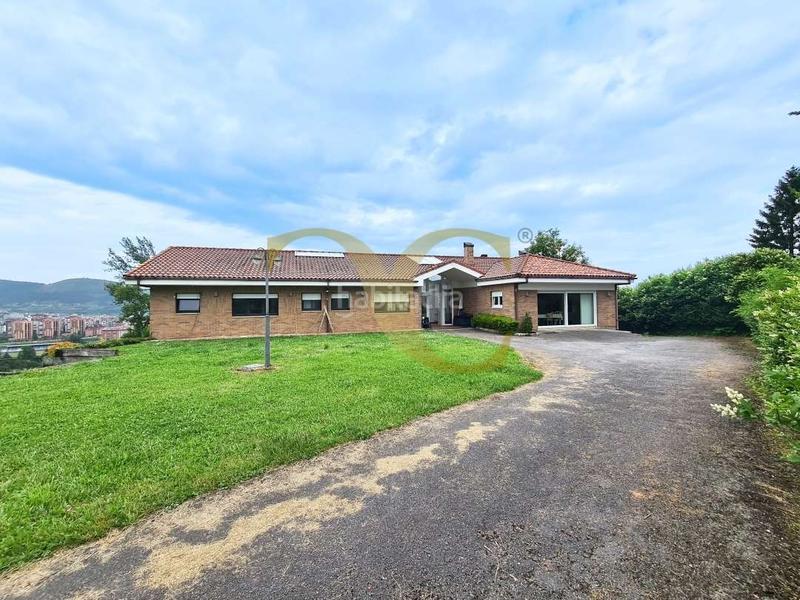 Foto a2fc88c0-871b-4f46-aa00-6aceb6d857d1. Chalet mit heizung parking in Parroquias Sur - La Manjoya Oviedo