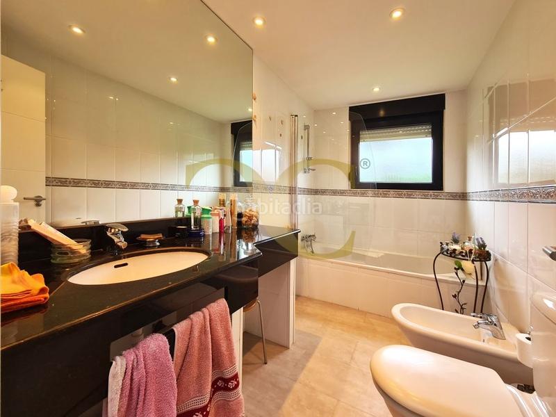 Foto da9ac3de-d2b1-4c18-bb75-0ee8714137b8. Chalet mit heizung parking in Parroquias Sur - La Manjoya Oviedo