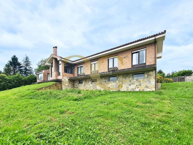 Foto ec0a2ad4-b918-4eba-bbad-a54dee743d6d. Chalet mit heizung parking in Parroquias Sur - La Manjoya Oviedo