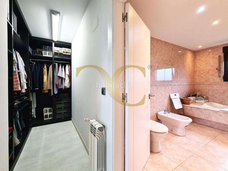 Foto ed86e41f-645b-4c82-b66e-e6a12a6f768d. Chalet mit heizung parking in Parroquias Sur - La Manjoya Oviedo