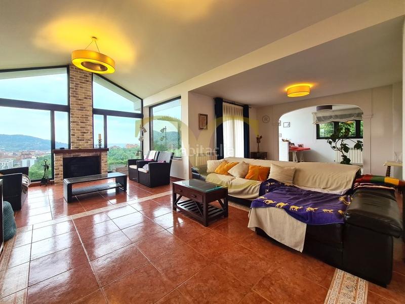 Foto ff89a84c-3124-4614-aff2-78ca6129c546. Chalet mit heizung parking in Parroquias Sur - La Manjoya Oviedo