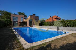 Chalet  Carretera de castiello. Exclusiva chalet de diseño con piscina en una de las mejores zon