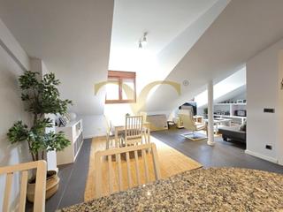 Pis  Plaza vega tomasa. Bonito ático de dos dormitorios junto a posada de llanes.