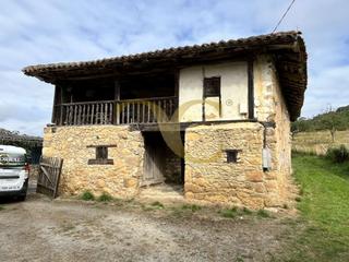 Casa  Miyares. Casa de piedra cerca del manantial de borines.