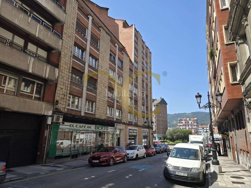 Foto bfb4b557-b763-4a98-8fa2-c7e516ccadac. Piso octavo piso reformado con encanto y vistas inmejorables. en Oviedo