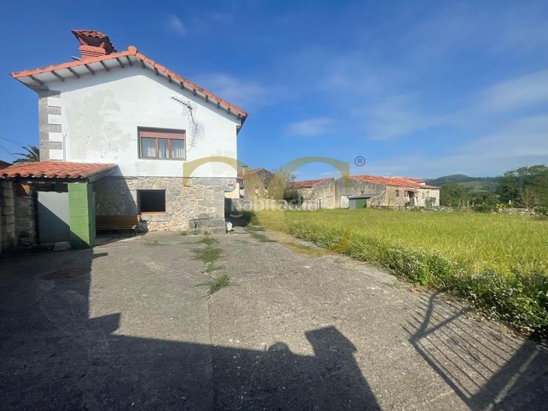 Foto 274adc8f-4b4b-4cba-a498-8ebf8b84f7cc. Casa  con jardín . en Entrambasaguas