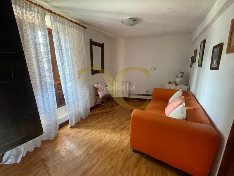 Foto 2e8f4f05-c988-40b1-a4fb-2df193ba94ae. Casa  con jardín . en Entrambasaguas