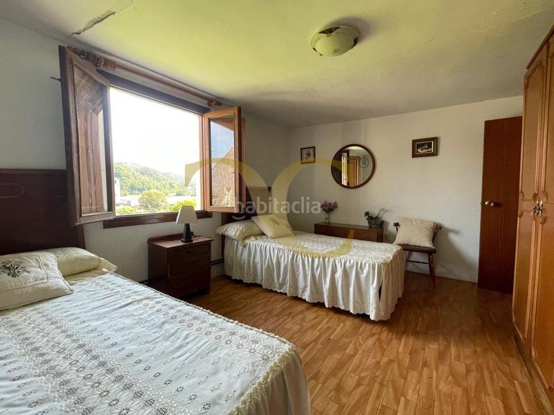 Foto abedcdf8-cd4a-413b-b561-fdc8b65c09e4. Casa  con jardín . en Entrambasaguas