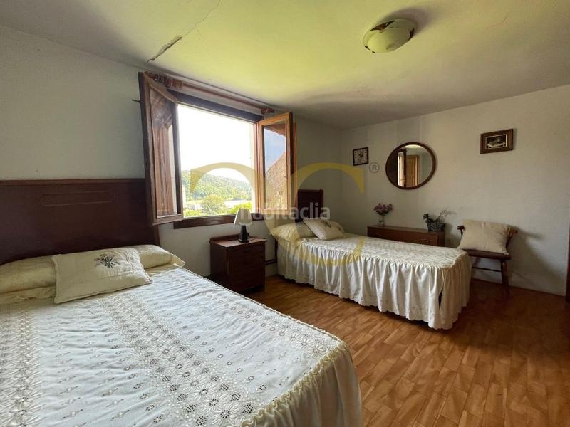 Foto e3b78171-563b-498d-875b-8914e13b3e1e. Casa  con jardín . en Entrambasaguas