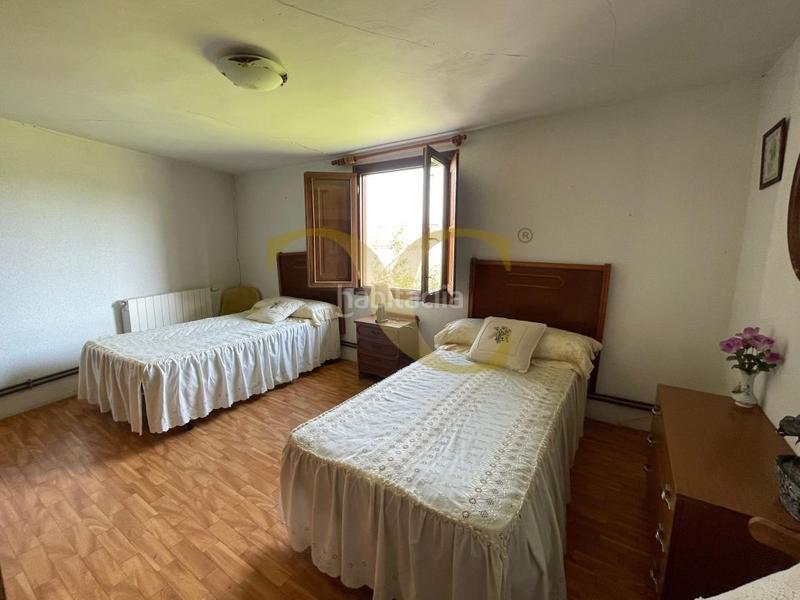 Foto e6f67580-ac46-454b-81ac-455c223867c2. Casa  con jardín . en Entrambasaguas