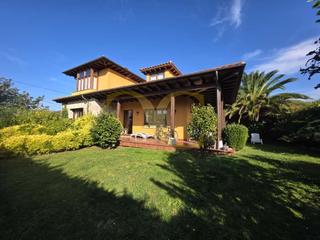 Xalet  Póo. Chalet independiente a 800 metros de la playa de póo.
