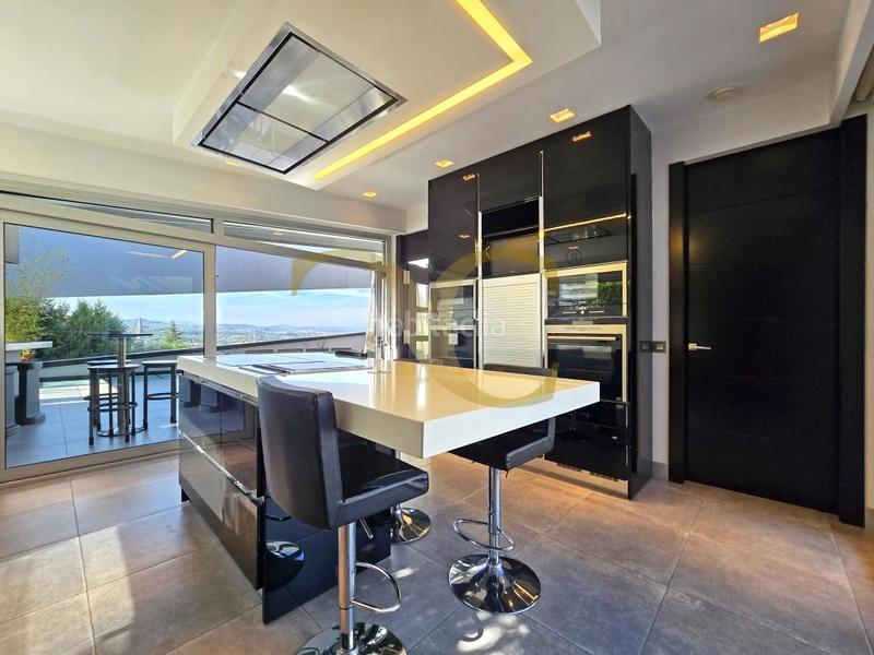 Foto 8e260cdc-3ae6-4148-87ba-1cdd081e7ab4. Casa la joya arquitectónica villa de lujo en Somió. en Gijón