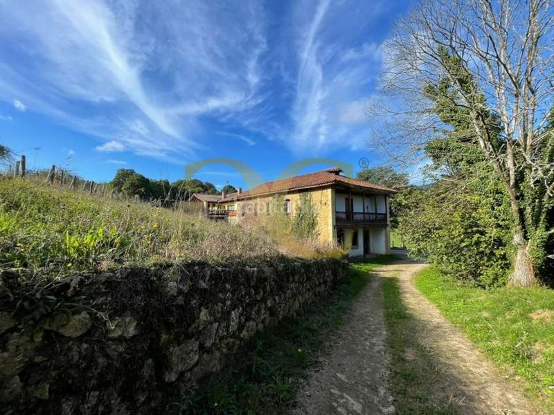 Foto a09e4394-399d-486f-9d99-ca1abafa79f6. Casa  para reformar con más de 7 hectáreas de terreno. en Piloña